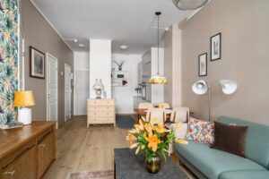 Šviesus interjeras su biudžetiniu namų remontu: pigių sprendimų vizualus atnaujinimas, mažos sąnaudos