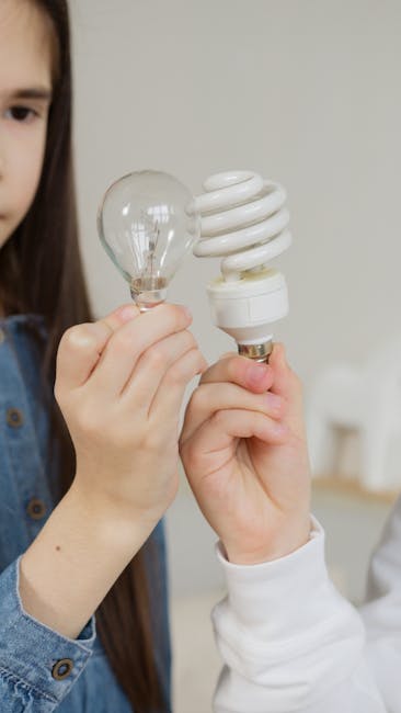 Šviesus namų interjeras su šviestuvais ir termostatu, iliustruojant Energijos ir sąnaudų mažinimas namuose patarimus.