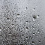 Giliai apie drėgmę namuose: požymiai, priežastys ir patikimi sprendimai