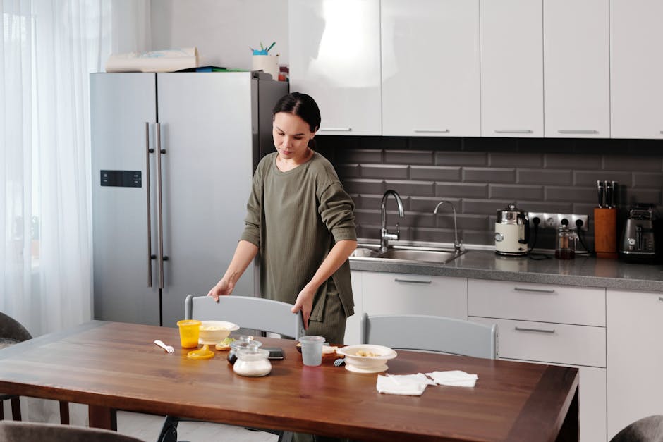 Asmuo sutvarko virtuvės stalviršį ir grąžina daiktus į vietas per 24 val.