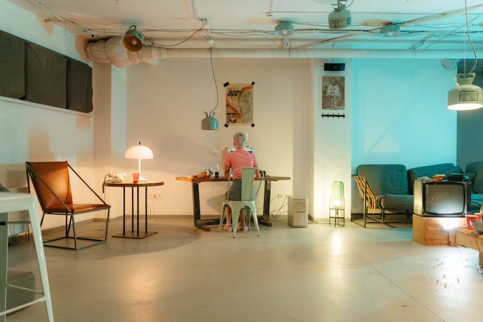 Švarus namų interjeras su tvarkymo priemonėmis, atspindintis „Kaip sutvarkyti namų tvarką per 60 minučių: praktiškas planas dienos rutinai“.