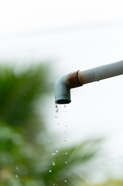 Drėgmės požymiai ant lubų šalia vamzdžio – galimas mikro nuotėkis