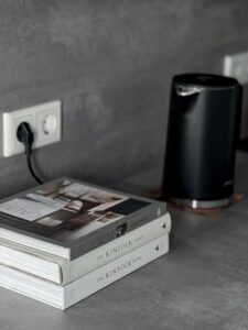 Minimalizmo įpročiai namuose: tvarkinga erdvė su šviesa ir minimaliais daiktais, rami tvarka be streso.