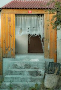 „Pasidaryk pats“ namų remontas: rankos kabina lentyną prie sienos, šviesus interjeras po smulkaus atnaujinimo, Pexels