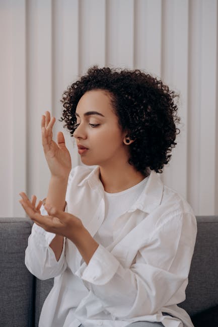 Asmuo virtuvėje apžiūri ir tikrina vietas, iš kurių gali kilti namų kvapas