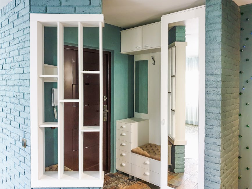 Tvarkingas įėjimas su batų dėže, kabliukais ir paslėptais daiktų krepšiais