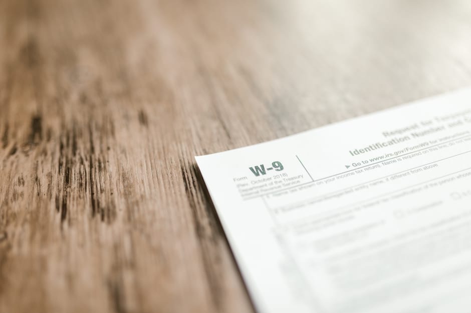 Šviesus virtuvės interjeras su moderniais sprendimais, iliustruojančiais Atsinaujinantys sprendimai buityje: ką verta rinktis ir ko vengti renovuojant