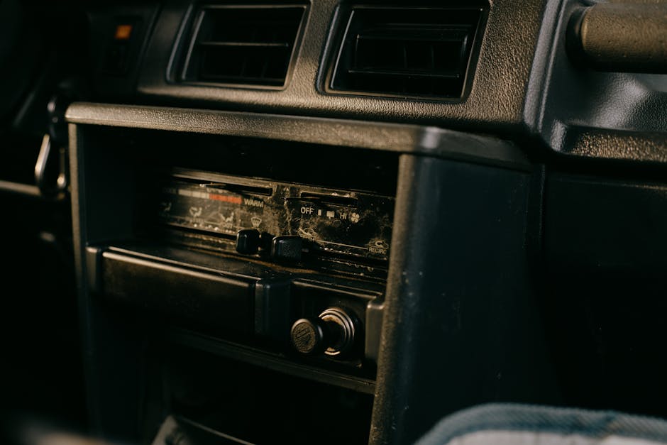 Automobilyje vairuotojas klausosi internetinio radijo ekrane