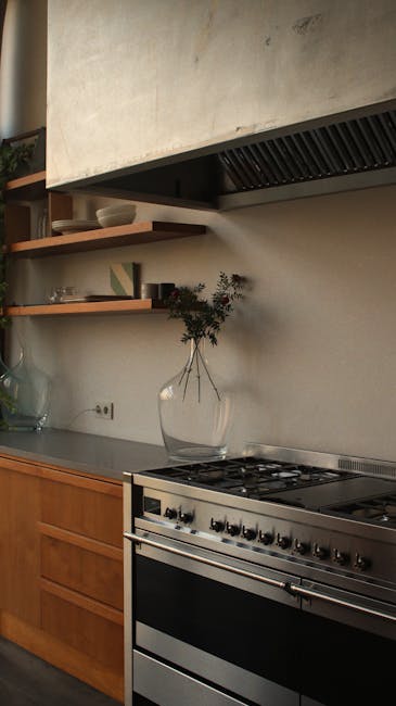 Žmogus valo virtuvės gartraukio filtrą ir riebalų sankaupas