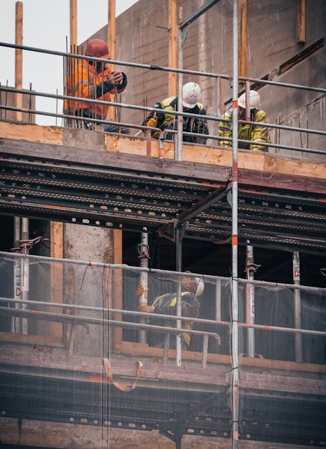 Statybų komanda aptaria realų renovacijos grafiką su planu ir darbų etapais