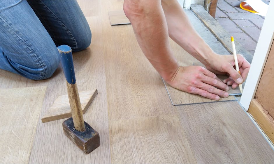 Montuojamas laminatas gyvenamajame kambaryje su kilnojamu grindų paketu