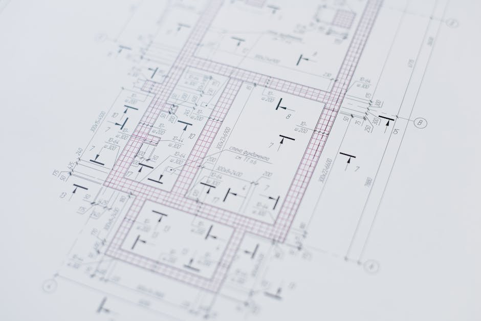 Gili ir greita namų renovacijos planavimo logika: rankoje skaičiuotuvas, darbų sąmata ir realus grafikas ant planšetės.