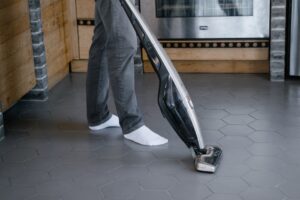 Gilia analizē: kaip pasirinkti dulkių siurblį pagal namų tipą, grindis ir naudojimo poreikius, modernus siurblys namuose