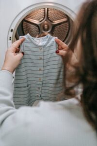 Giluminis vadovas: prižiūrėti tekstilę skalbiant, džiovinant ir sandėliuojant, kad ji tarnautų ilgiau (Pexels)