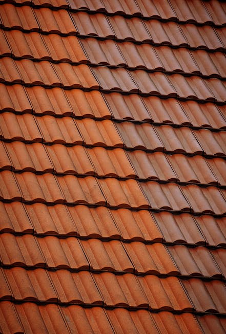 Darbininkai apšiltina stogą renovacijos metu, matomas izoliacijos darbas