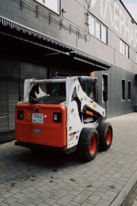 Statybų aikštelės paruošimas: grunto įvertinimas ir darbų seka su bobcat nuomos įvvertinimais, Pexels scena.