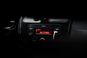 Palyginimas: internetinis radijas vs. FM – radijo klausymas namuose, automobilyje ir lauke su telefonu ir radijo imtuvu.