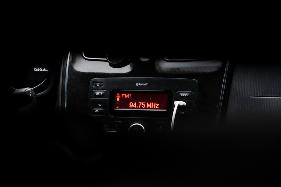 Palyginimas: internetinis radijas vs. FM – radijo klausymas namuose, automobilyje ir lauke su telefonu ir radijo imtuvu.