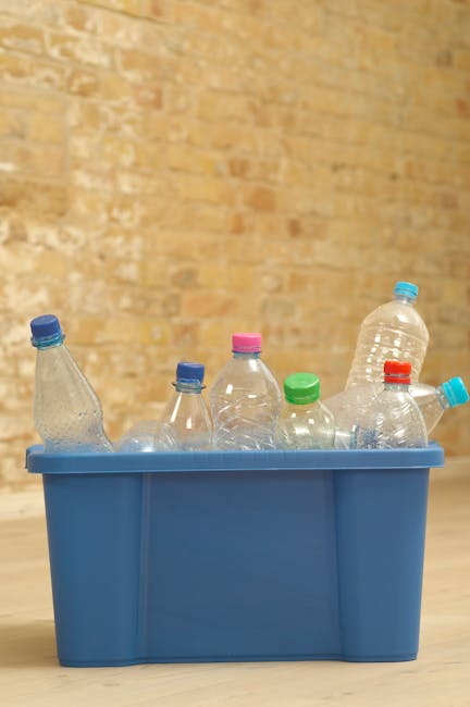 Išskalauti plastikiniai buteliai ir indeliai prie atliekų rūšiavimo konteinerių