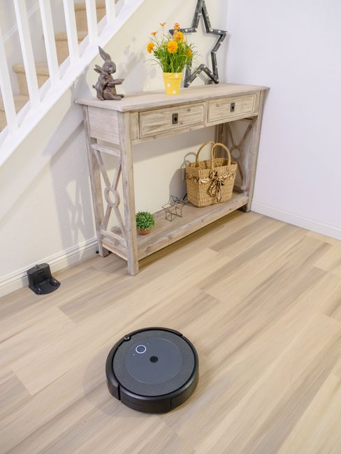 Robotas dulkių siurblys sustoja dėl ant grindų esančių laidų ir smulkių daiktų