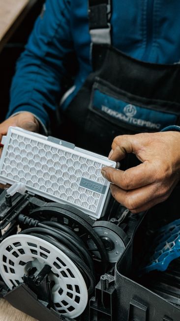 Meistras keičia vandens filtrą virtuvėje, paruoštas kokybės patikrinimui